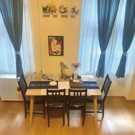 Quiet Cozy Center 2min Metro Sweetspot Apartment